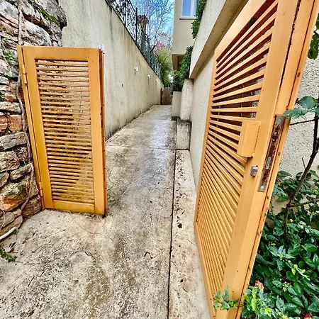 Centre Getaway Apartment *